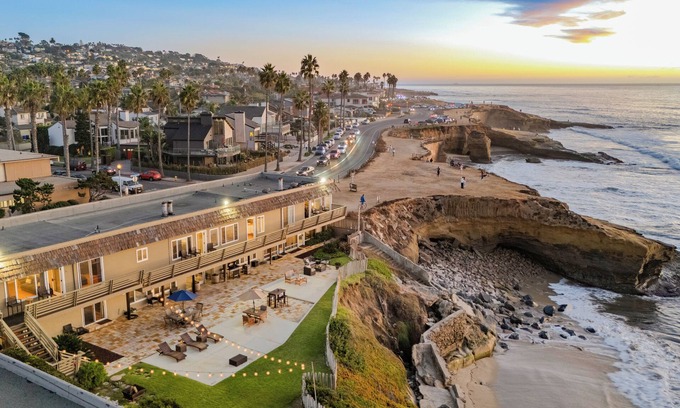 Sunset Cliffs House | Beachcliff 6 by AvantStay | Minutes to Ocean Beach