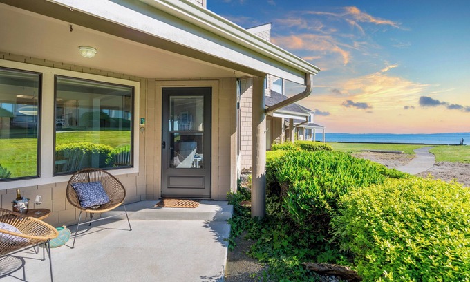 Freeland Condo | Beachcomber's Bliss by AvantStay | Steps to the Beach | Ocean Views