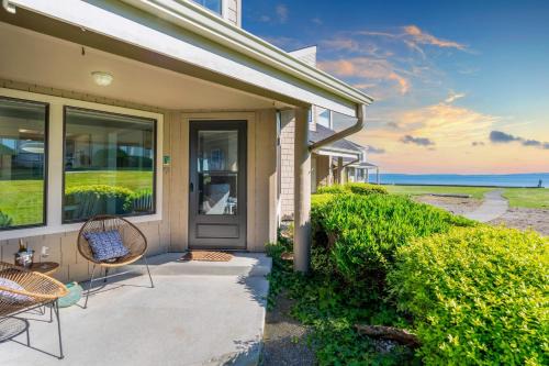 Freeland House | Beachcombers Bliss by AvantStay Steps to the Beach Ocean Views