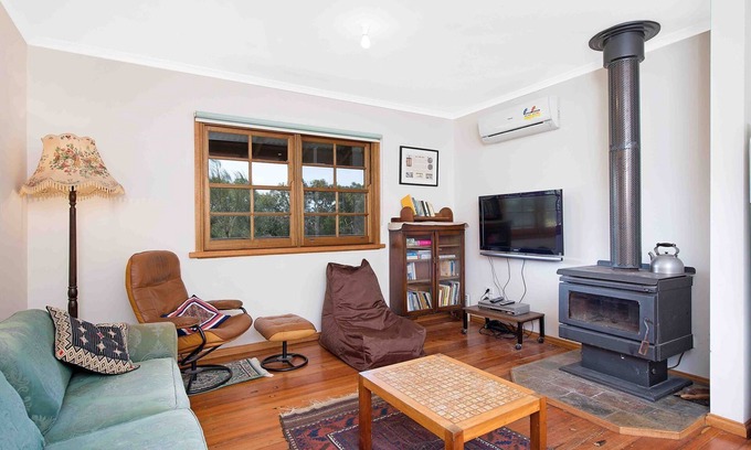 Marengo House | Beachcombers Coastal Retreat in bush setting close to Apollo Bay.