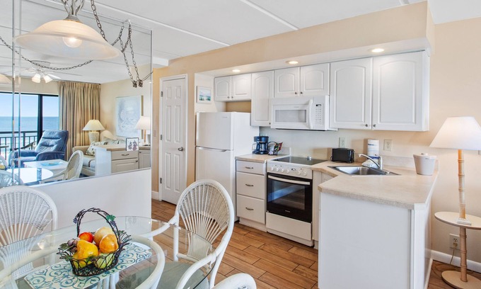 Crescent Beach Hotel | Beacher's Lodge Oceanfront Suites