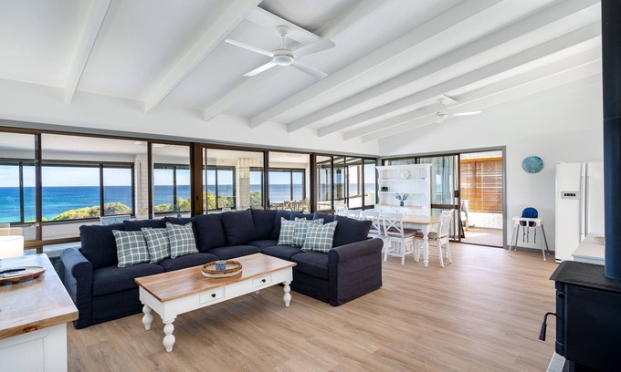 Peppermint Grove Beach House | Beachfront Penthouse by Peppy Beach Retreats® (6 Adults)