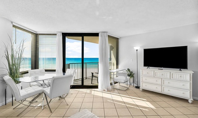 Panama City Beach Resort | Beachfront 1BR Condo, Pools, Gym and Stunning Views!