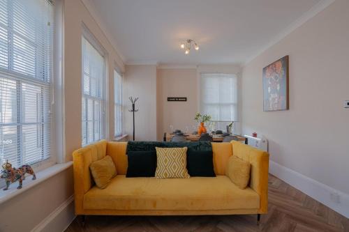 Brighton City Centre Apartment | Beachfront, 2-bedroom, Sleeps 5, long stays