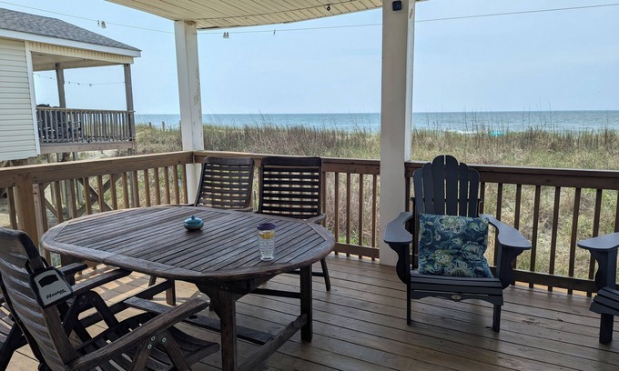 Long Beach Cottage | Beachfront 2-bedroom cottage with breathtaking view and just steps to the beach