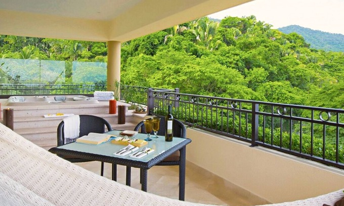 Romantic Zone Resort | Beachfront 3 Bedroom Suite with Jacuzzi