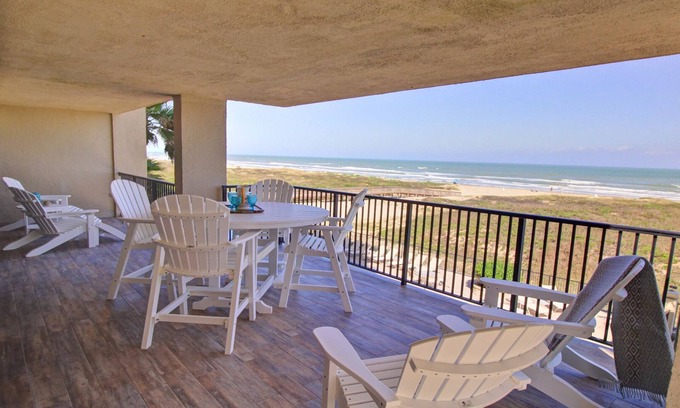 South Padre Island Condo | Beachfront - 3 blocks to city center - walking distance to restaraunts