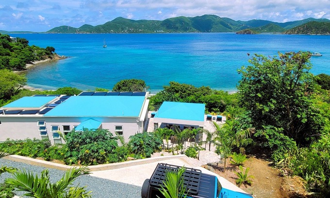 Estate Hansen Bay Villa | BEACHFRONT 5 BEDROOM VILLA–POOL, SOLAR, PRIVATE