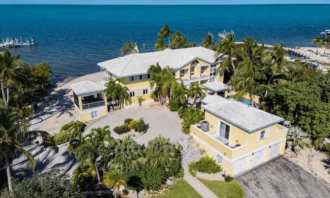 Marathon Villa | Beachfront 8-bedroom villa
