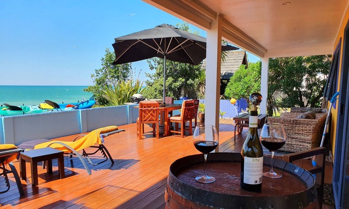 Te Awanga House | Beachfront accommodation.