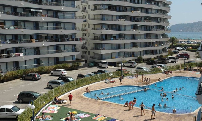 L'Estartit Apartment | Beachfront Apartment with Pool in Spain