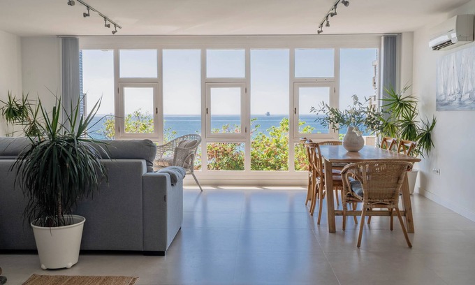 Raval Roig House | Beachfront Apartment in the City "The Window"