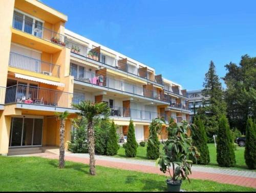 Csopak Apartment | Beachfront Apartment with garden in Csopak