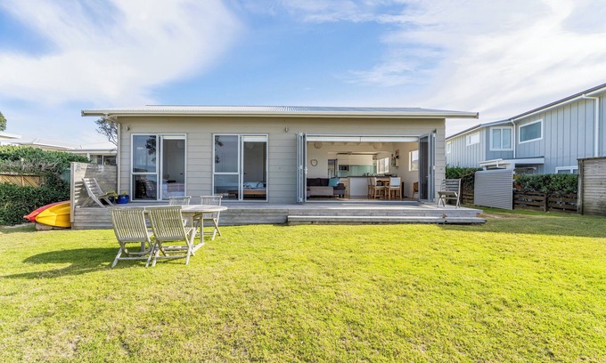 Whangamata Cottage | Beachfront Beauty - Whangamata Beachfront Home