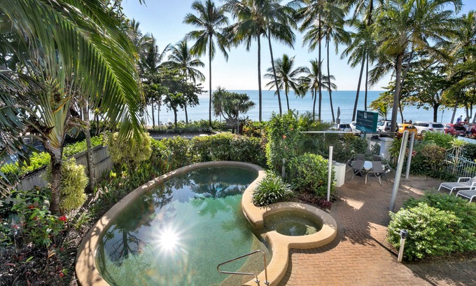 Trinity Beach Apartment | Beachfront Bliss 3-bedroom Apartment with Sea View 4