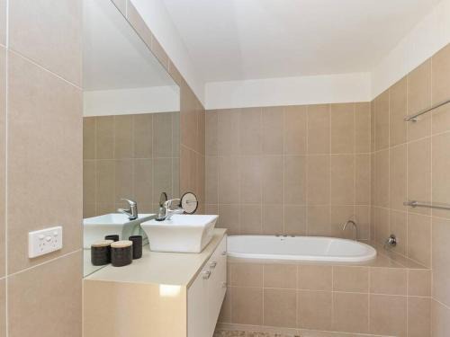 Peakhurst Heights House | Beachfront Bliss at Villa Sarina