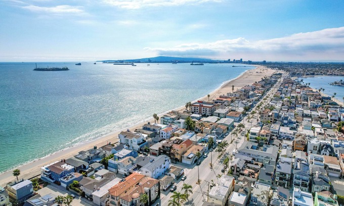 Peninsula House | Beachfront Bliss: Your Ideal Home by the Waves