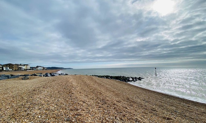 Hythe Apartment | Beachfront Bolthole With Seaview in Idyllic Hythe