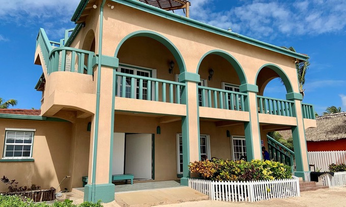 San Pedro House | Beachfront. Close to Secret Beach. Kayaks. Bikes. Pool. Paddleboards. 5BDR