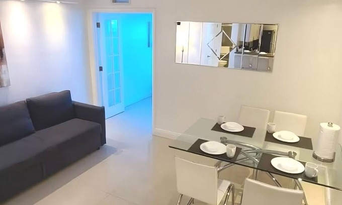 Seybold Apartment | BEACHFRONT CONDO-HOTEL one bedroom + free parking