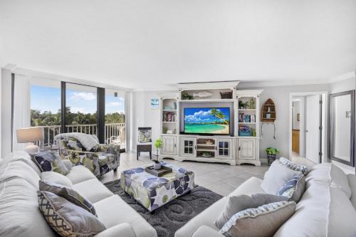 Marco Island House | Beachfront condo in resort-style community with pool
