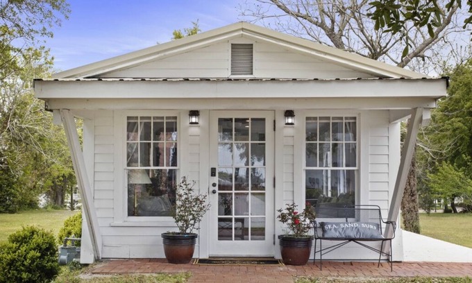 Pass Christian Cottage | Beachfront cottage in downtown Pass Christian