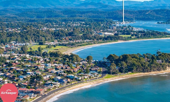 Batehaven House | Beachfront Escape Relaxing Getaway in Batehaven