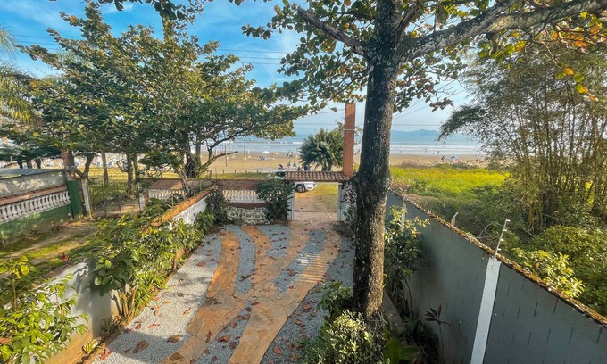 Centro House | Beachfront/foot-in-the-sand house on Indaiá beach for up to 18 people