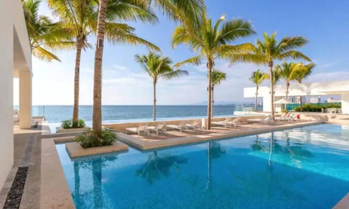 Las Glorias Apartment | Beachfront & free daily breakfast & 600MB Wifi by Moikkarentals