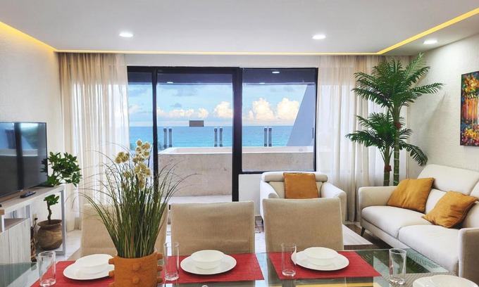 Zona Hotelera Apartment | Beachfront Getaway Condo