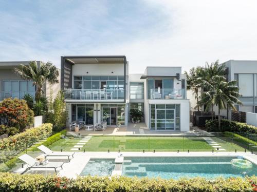 Magenta Shores House | Beachfront Haven Magenta