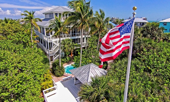 North Captiva House | BEACHFRONT, HEATED POOL, KAYAKS/SUP, LANAI W/GULF VIEWS, 85' DOCK, 2 GOLF CARTS