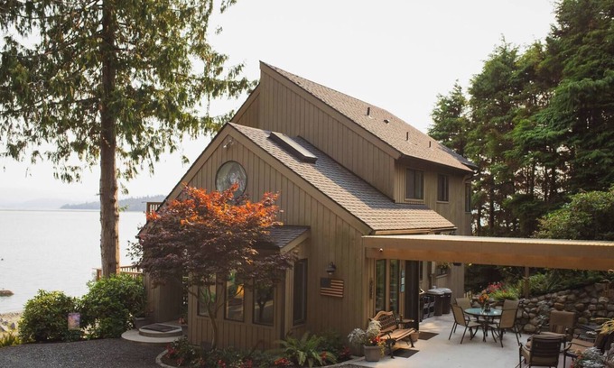Lummi Island House | Beachfront Home/Panoramic Views