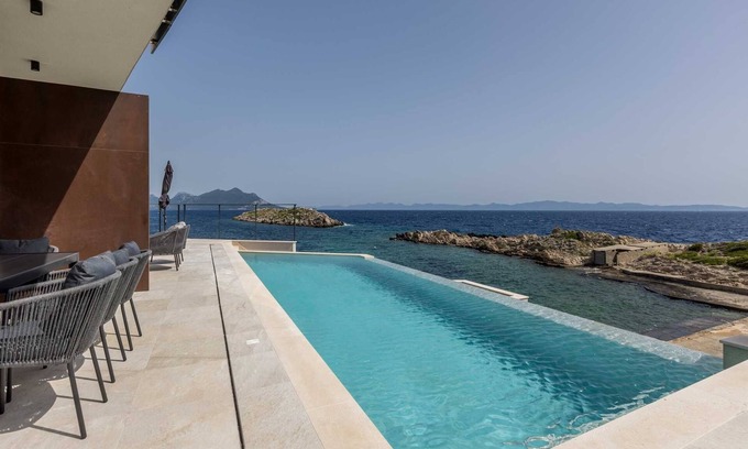 Potomje Villa | Beachfront Villa Riviera with heated Pool, Sauna & Fitness