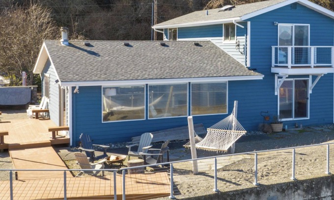 Langley House | Beachfront I WhaleWatching I King Bed I Kayak I Paddle board
