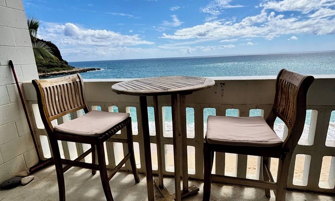 Makaha Condo | π Beachfront Makaha Condo, Breathtaking Ocean Views, SUMMER SPECIALS! βοΈ