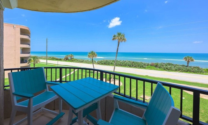 Glenwood Apartment | Beachfront Paradise *Pool *Tennis *Sauna
