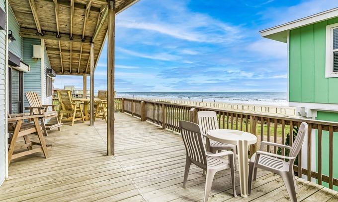 Bermuda Beach House | Beachfront paradise with furnished deck, outdoor shower & fast WiFi