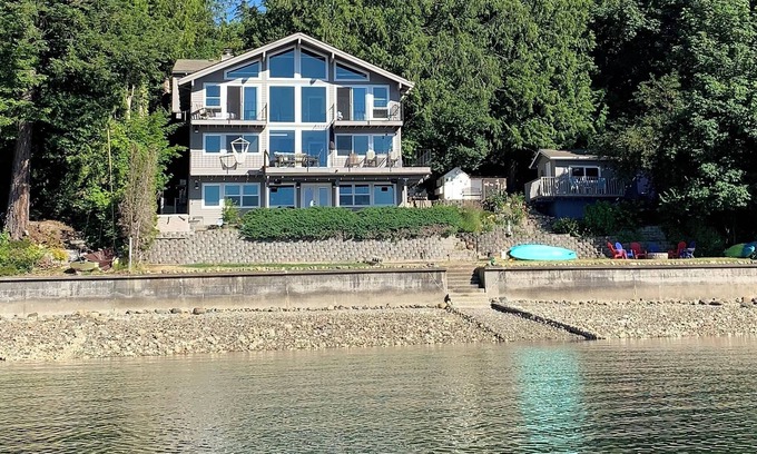 Burley House | beachfront, private, water views from all rooms, high-end, 7mins to shops.