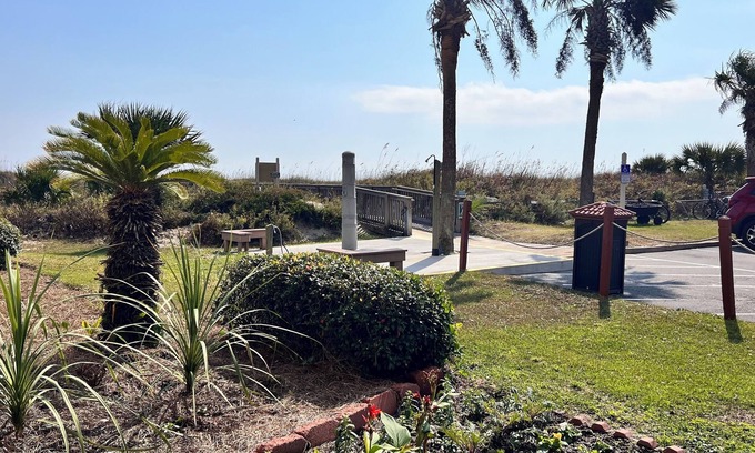 Palmetto Dunes Condo | Beachfront resort condo on Hilton Head with balcony, bunks, and beach bar!