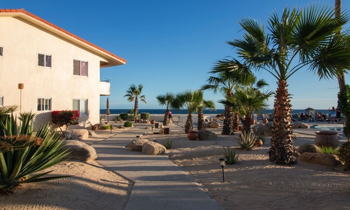 Zona Hotelera Condo | Beachfront Retreat with Convenient Access to Shops, Dining, and More
