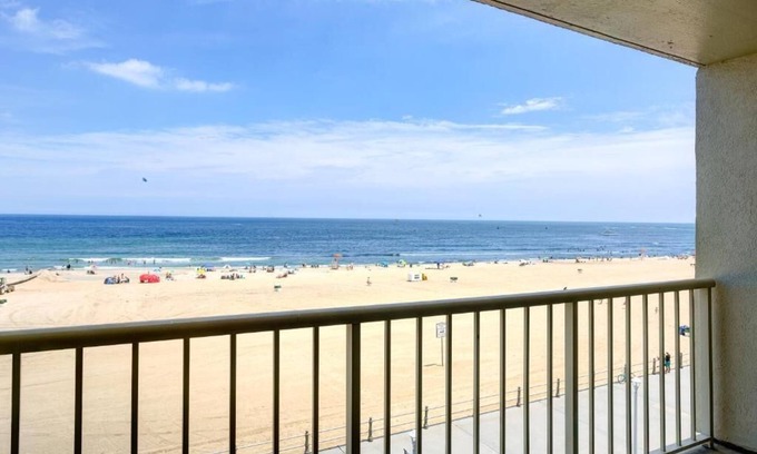 Virginia Beach Hotel | Beachfront Resort! 1 Bedroom Oceanfront room at Beach Quarters Resort