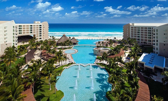 Zona Hotelera Resort | Beachfront resort with water-sports, excursions, & shopping