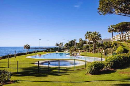Marbella Apartment | Beachfront spacious 4-Bed Apartment, Los Granados