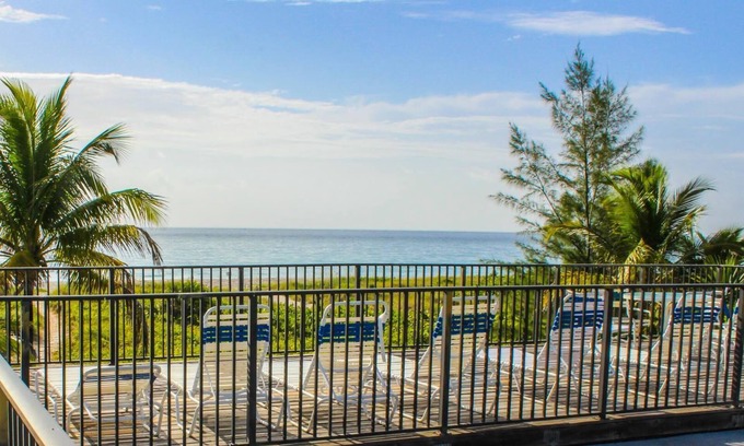 Palm Beach Shores Apartment | Beachfront Studio w/Ocean Views