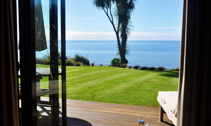 Parapara Villa | Beachfront Villa - Adrift in Golden Bay (adults only)