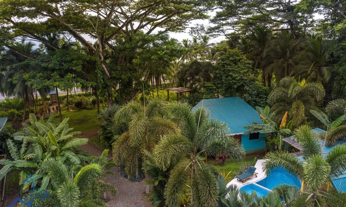 Puerto Viejo de Talamanca Ski Chalet | Beachfront Villa Starfish with AC & Pool