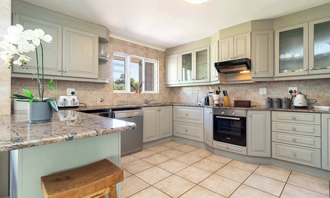 Hout Bay Apartment | Beachfront Villa Sea Breeze ,hout Bay