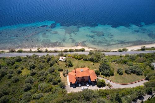 Aristotelis House | Beachfront villa with huge garden, 3br, Halkidiki