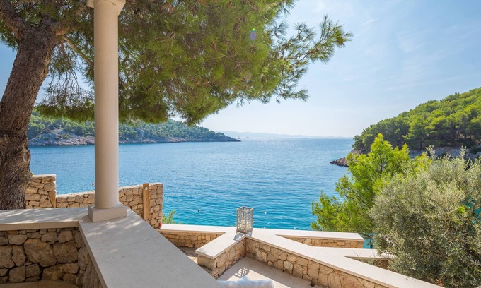 Cove Osibova (Milna) House | Beachfront Villa with Outdoor Jacuzzi near Milna in Brac Island
